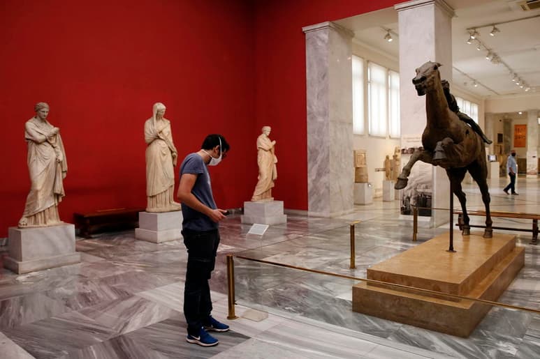 También están reabriendo hoteles, museos y gimnasios, en el último paso en la reapertura gradual de los negocios en Grecia. Ya se levantó la prohibición de vuelos desde Italia, España y los Países Bajos, aunque sigue vigente para los vuelos desde Gran Bretaña.
(EFE)
