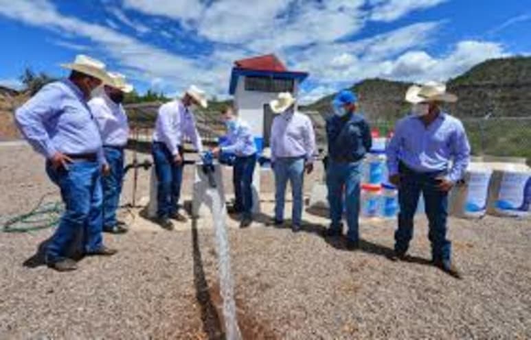 El gobernador José Aispuro inició la pavimentación de calles, entregó acciones de vivienda y construcción del Sistema de Agua Potable y Alcantarillado en Tepehuanes y Santiago Papasquiaro. (CORTESÍA)