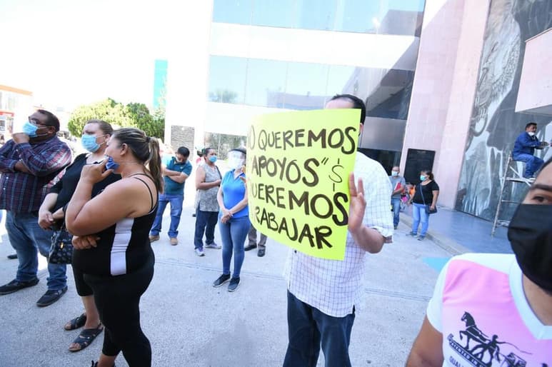 Comerciantes marcharon este día desde el Centro de Gómez Palacio hasta la Presidencia Municipal. (FERNANDO COMPEÁN)
