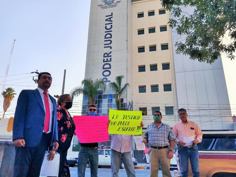 Piden a los tres órdenes de gobierno la reapertura comercial y de servicios, puesto que la ciudadanía tiene detenidos asuntos que consideran urgentes. (EL SIGLO DE TORREÓN)