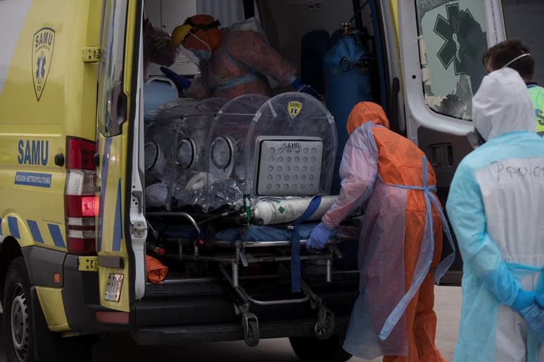 Chile registró este lunes 39 nuevos fallecidos por la COVID-19, una cifra muy por debajo de los 222 reportados el domingo, a causa de la demora en la inscripción de los decesos en el Registro Civil durante el fin de semana. (ARCHIVO) 