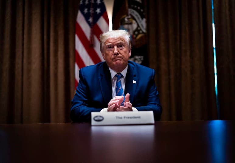 El gobierno de Donald Trump publicó el lunes normas de amplio alcance que dificultan sustancialmente obtener asilo, acercándose más a lo que los críticos dicen es un golpe letal al sistema de solicitud de protección humanitaria en Estados Unidos. (EFE)