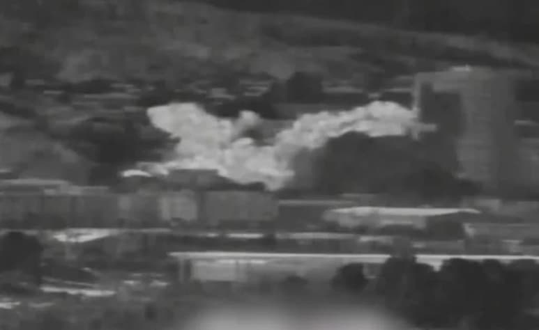 Pionyang ya había amenazado hace unos días con destruir esta simbólica oficina en el marco de su reciente subida de tono contra Seúl debido al envío de globos con propaganda contraria al régimen por parte de activistas desde el Sur.
(AP)