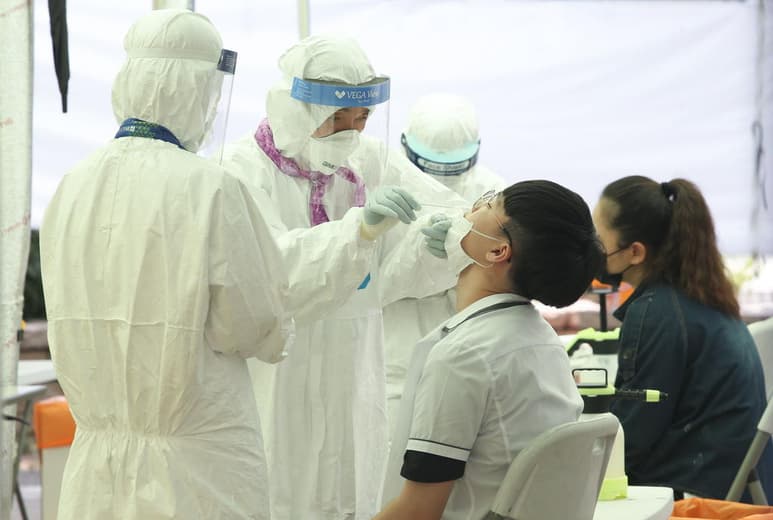El coronavirus es tan nuevo que los científicos todavía saben muy poco sobre sus secuelas. (EFE)