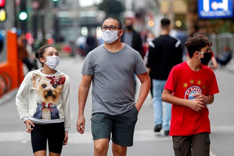 En medio del duro embate de la COVID-19, los países de Latinoamérica afrontan la amenaza de sufrir 'dos pandemias' si no toman las medidas necesarias para asegurar la vacunación contra la influenza estacional en la región. (ARCHIVO)