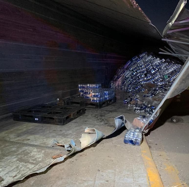 Las 28 toneladas de cerveza que transportaba el camionero de Chihuahua a Monterrey terminaron tiradas sobre el pavimento,. (EL SIGLO DE TORREÓN)