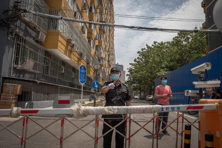 Pekín aumentó hoy el nivel de respuesta a emergencias por la COVID-19 en un intento de frenar la propagación masiva del nuevo brote de coronavirus detectado el pasado jueves en el principal mercado de la ciudad. (EFE)
