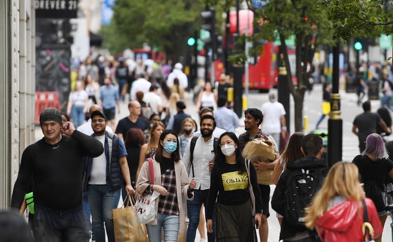 El Reino Unido contabilizó este martes 41,969 muertes confirmadas por un test de COVID-19 tras sumar otras 233 en las últimas 24 horas. (ARCHIVO)