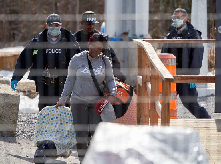 Canadá y Estados Unidos acordaron extender su acuerdo para mantener cerrada la frontera común a los viajes no esenciales hasta el 21 de julio debido a la pandemia de coronavirus. (ARCHIVO)