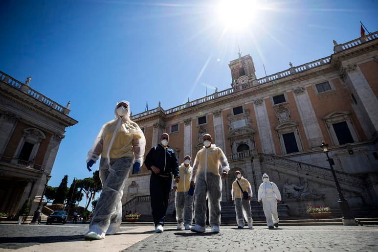 Italia ha registrado 34 fallecidos con coronavirus en las últimas 24 horas, lo que eleva la cifra total a 34,405 muertos, y 210 nuevos casos de contagio. (ARCHIVO)