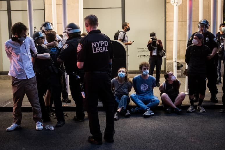 El alcalde de Nueva York, Bill de Blasio, informó este martes de más cambios para el Departamento de Policía, que a partir de ahora tendrá que hacer públicos los videos y audios de las cámaras corporales que llevan los agentes siempre que una persona muera o resulte herida en un incidente. (ARCHIVO)