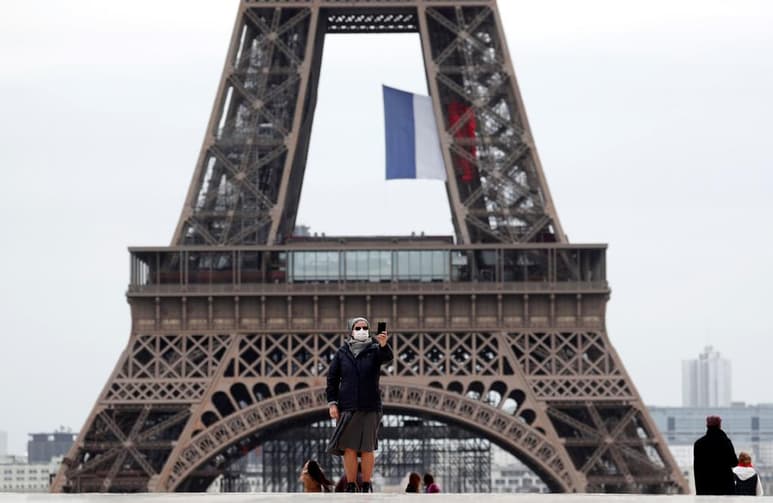 Los trabajadores preparan el martes la Torre Eiffel para su reapertura la semana próxima, luego que la pandemia de coronavirus causó el cierre más largo del ícono parisino desde la Segunda Guerra Mundial. (ARCHIVO)