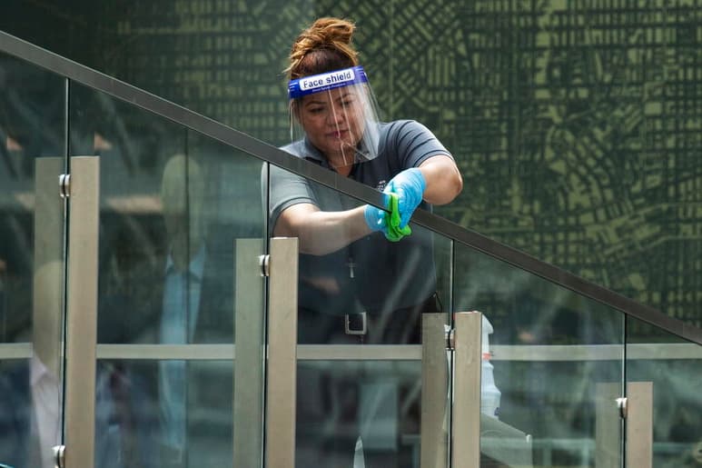 El primer caso de coronavirus en Estados Unidos se anunció el 1 de enero de 2020. Hasta hoy suma, según la Universidad Johns Hopkins, 2 millones 123 mil 124 casos, y es el país más afectado por la pandemia en el mundo.
(EFE)