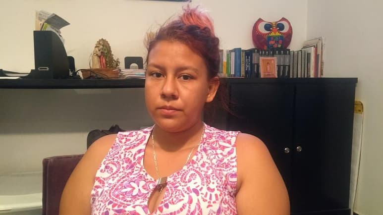 Sumamente afectada, Ana Karen González, manifestó su preocupación por el hecho de que la menor fue sometida a un examen ginecológico y esta le fue practicada por un médico varón; situación que afecta a su hija, ya que ha procurado atender a la menor ella misma. (RENÉ ARELLANO)