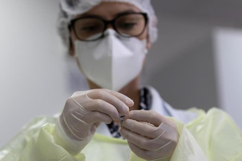 Un grupo de investigadores brasileños desarrolló un tejido capaz de eliminar en solo dos minutos y con un 99.9 % de eficacia el SARS-CoV-2, el virus que transmite la COVID-19. (ARCHIVO)