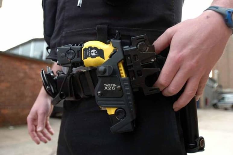 La muerte del afroamericano Rayshard Brooks hace cinco días en Georgia (EUA) ha desatado un nuevo debate sobre las pistolas que dan descargas eléctricas, creadas supuestamente para rebajar la tensión en confrontaciones pero que pueden tener el efecto contrario. (ESPECIAL)