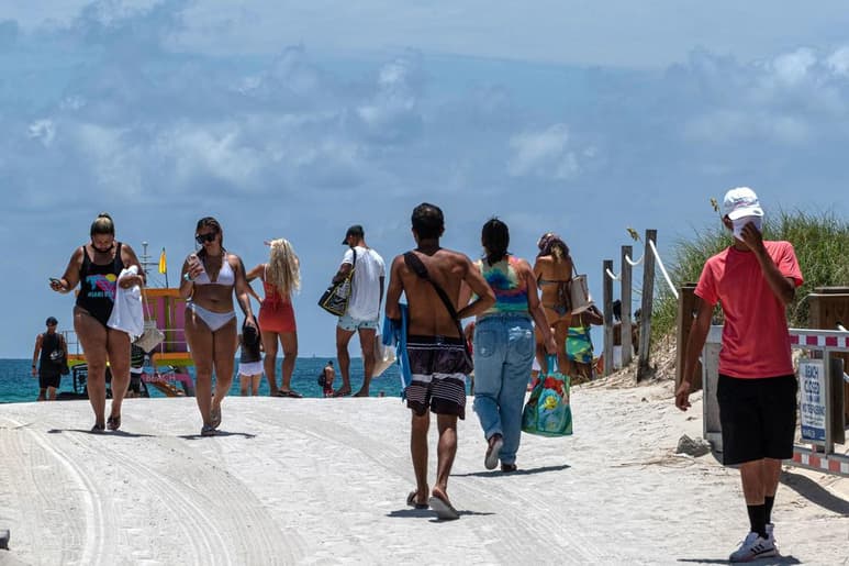 El estado de Florida (EUA), que suma a diario desde hace más de dos semanas millares de casos nuevos de COVID-19, contabilizó este miércoles otros 2,610 en medio de una reapertura sin posibilidad de retroceso. (ARCHIVO) 