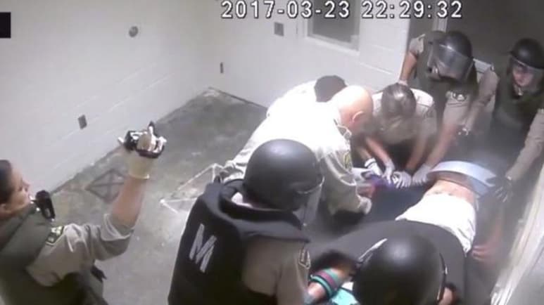 Una nueva ola de voces de rechazo contra la violencia policial se desató en las últimas horas en California tras la publicación la noche del martes de un video que revela detalles del deceso de un latino que murió bajo la custodia del Departamento del Alguacil en el Condado de Riverside diciendo: “Alguien que me ayude”. (ESPECIAL)