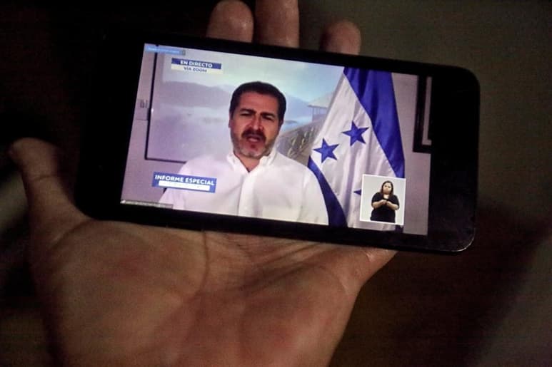 El presidente de Honduras, Juan Orlando Hernández, quien el martes anunció que ha dado positivo de COVID-19, fue diagnosticado este miércoles con 'neumonía'. (EFE)