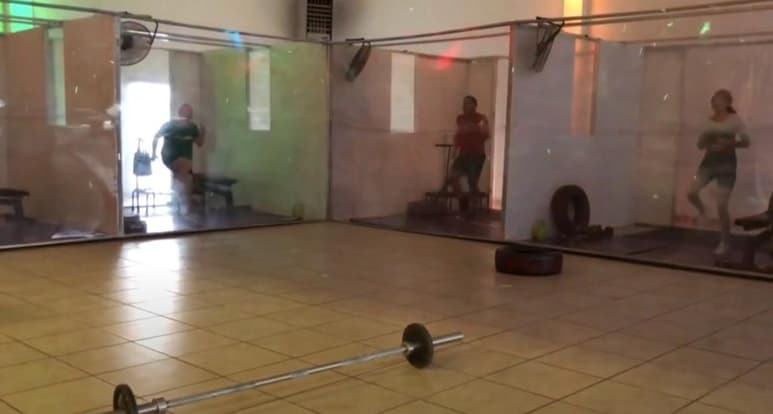 Cada cubículo cuenta con diversos aparatos para que los clientes puedan ejercitarse de manera individual sin entrar en contacto con otros (INFORMACIÓN E IMÁGENES DE LA AGENCIA AFP Y CHALLENGE FITNESS)