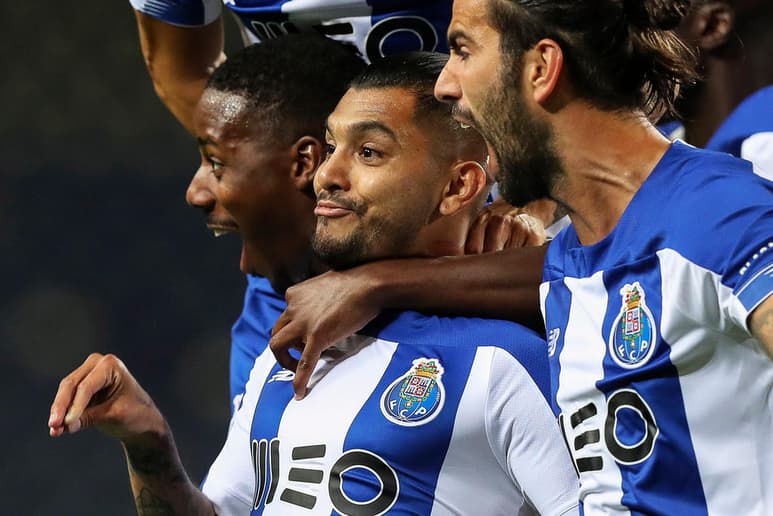 Todas las pláticas sobre cambios de club, han estado detenidas, pero los italianos son los más interesados en el jugador mexicano. (ARCHIVO)