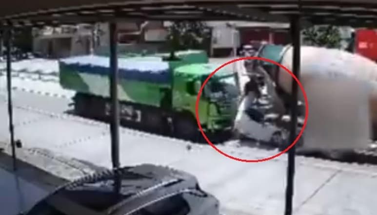 Tras el accidente, las personas que iban en el carro blanco fueron trasladadas al hospital (CAPTURA)
