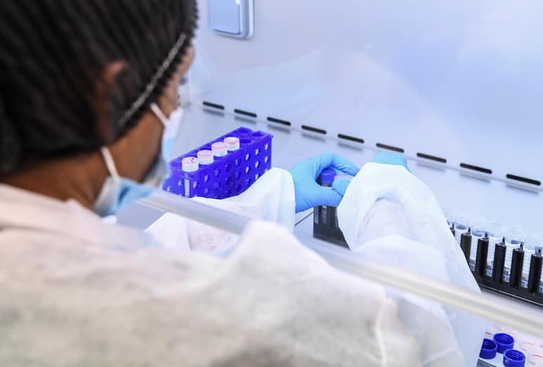 Un fármaco genérico utilizado para combatir la osteoporosis, el Raloxifeno, 'podría servir como un tratamiento efectivo para pacientes positivos por COVID-19 con síntomas leves o asintomáticos'. (ARCHIVO)