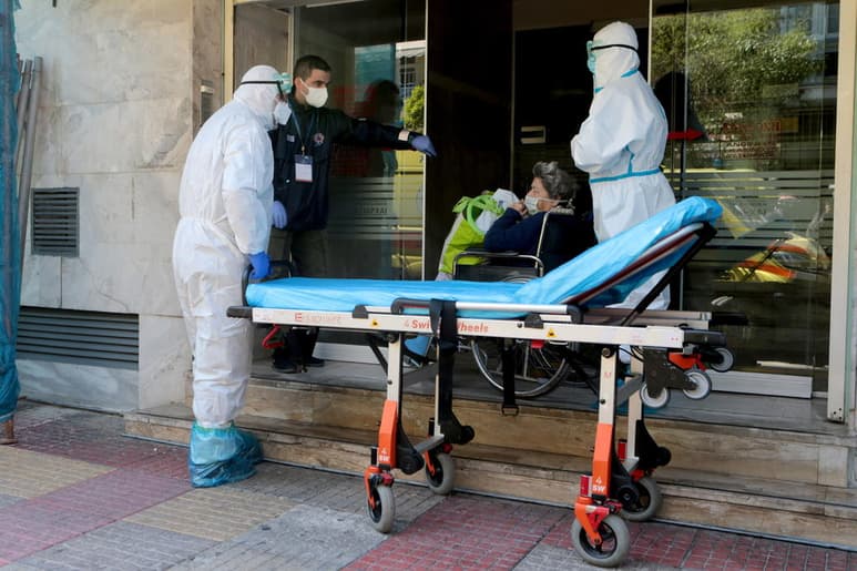 Europa lidió el jueves con incrementos en los contagios por coronavirus al tiempo que eran relajadas las restricciones de confinamiento en el continente. (ARCHIVO)
