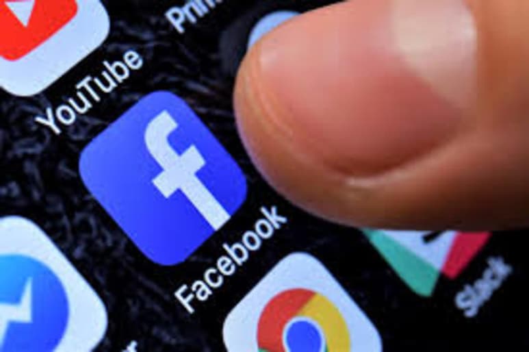 Facebook retiró este jueves un anuncio de la campaña para la reelección del presidente de EUA, Donald Trump, al considerar que contenía un símbolo que usaron los nazis en los campos de concentración. (ARCHIVO)