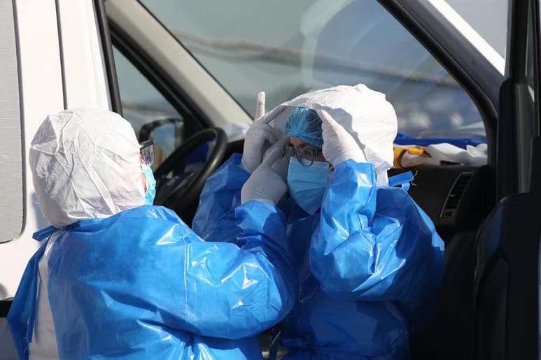 Canadá contará en breve con una aplicación de móvil para rastrear casos de la COVID-19, según anunció este jueves el primer ministro canadiense, Justin Trudeau, el mismo día en que el número de casos de la enfermedad en el país alcanzó los 100,000. (ARCHIVO)