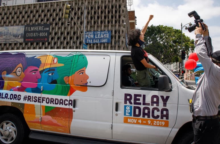 La decisión del Tribunal Supremo este jueves en favor de mantener el programa de Acción Diferida para los Llegados en la Infancia (DACA) reafirma el valor de la justicia en Estados Unidos ya que 'una mujer sin papeles de México tiene el derecho de demandar y ganar', dice en entrevista con Efe Dulce García, una de las demandantes que se alzaron con la victoria. (EFE)