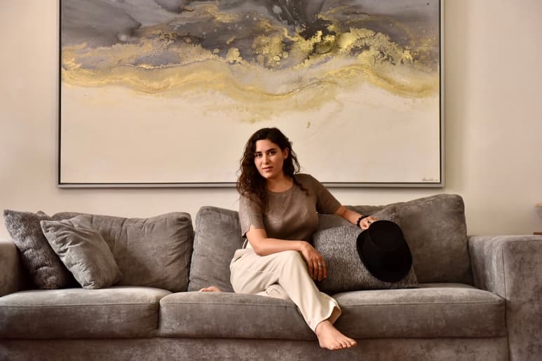 ORIGINALIDAD. El estilo de Paloma Rocha se basa en pinceladas fugaces, mezclando el color oro y plata. (EL SIGLO DE TORREÓN / Erick Sotomayor)