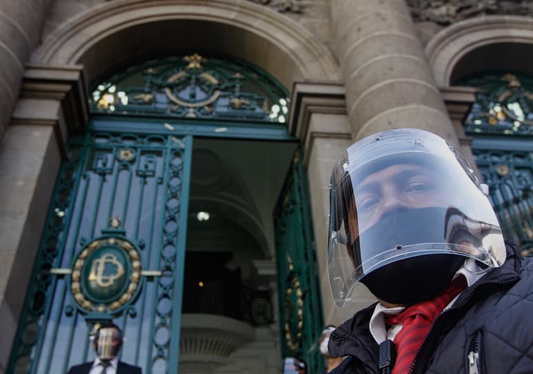 El Partido Acción Nacional y el PRD protestaron por la decisión que se tomó en menos de ocho minutos.