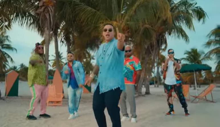 El reguetonero puertorriqueño Daddy Yankee, junto a los dúos de Zion y Lennox y Play-N-Skillz, integrado por los hermanos Juan Carlos y Óscar Salinas, lanzaron este viernes el nuevo sencillo y video musical, Bésame. (ESPECIAL)
