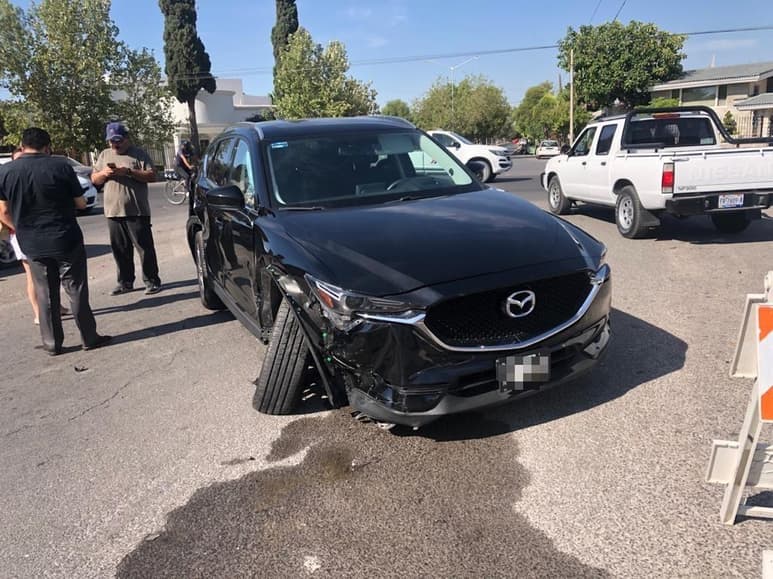 Daños por 350 mil pesos arrojó el choque ocurrido en el crucero de la prolongación Cuauhtémoc y avenida Madrid, en la colonia San Isidro, de Torreón, entre una camioneta Mazda y un automóvil Chrysler Crossfire. (ARCHIVO)
