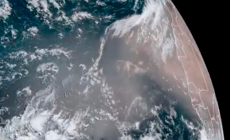 La enorme nube de polvo podría afectar a personas que padezcan alergias o asma (MATERIAL DE @NOAASatellites EN TWITTER)