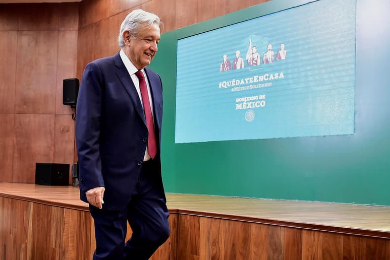 Andrés Manuel López Obrador presentó su declaración patrimonial y de conflicto de intereses anual en donde destaca que en 2019 tuvo un ingreso neto por su cargo como Presidente de la República por un millón 567 mil 640 pesos, y que no es propietario de ningún inmueble o vehículo. (ARCHIVO)