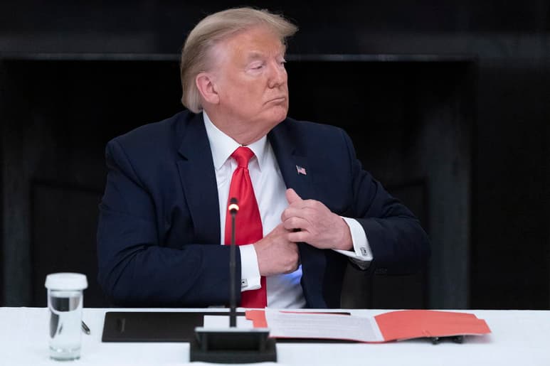 El rechazo de la Corte Suprema a una de las medidas clave de Donald Trump en materia migratoria reanima un controvertido asunto en una campaña presidencial ya muy caldeada por la pandemia, el desplome de la economía y las protestas contra la brutalidad policial y la injusticia racial. (ARCHIVO)