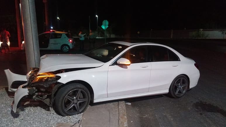 El vehículo Mercedes Benz terminó destrozado.