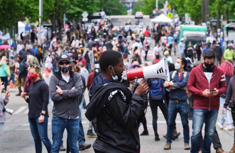 Los manifestantes han acordonado varias manzanas junto a una estación de policía en el barrio de Capitol Hill a raíz de las protestas contra la violencia policial generadas desde la muerte de George Floyd hace varias semanas. (ARCHIVO)