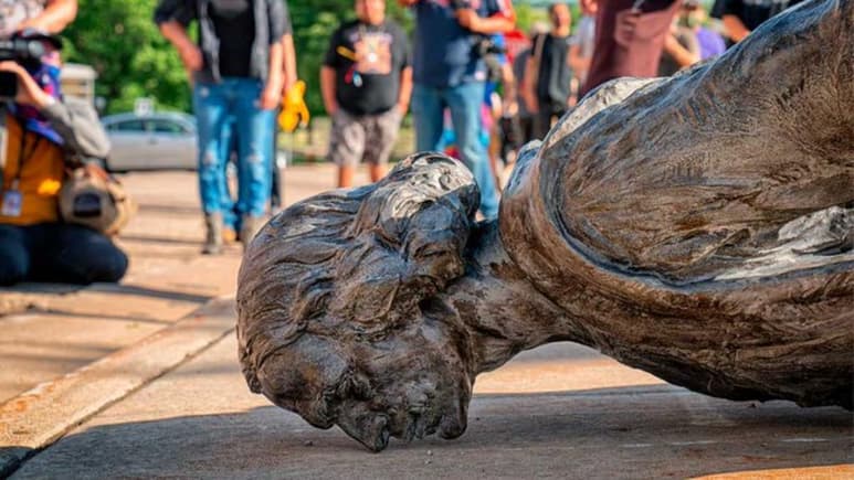 La demolición de estatuas de parte de manifestantes continuó el sábado en diferentes ciudades de Estados Unidos, con el derribo en un parque de San Francisco de estatuas al compositor del himno nacional estadounidense y al general que se alzó con la victoria en la Guerra Civil del país que puso fin a la esclavitud. (ARCHIVO)