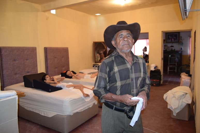 Francisco tiene 75 años y con algo de dificultad atiende a sus dos hijos que tienen parálisis cerebral. (MARY VÁZQUEZ)