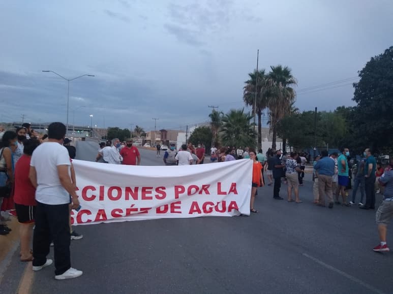 Por falta de agua, los vecinos cerraron parcialmente la circulación de la carretera federal. (MARY VÁZQUEZ)