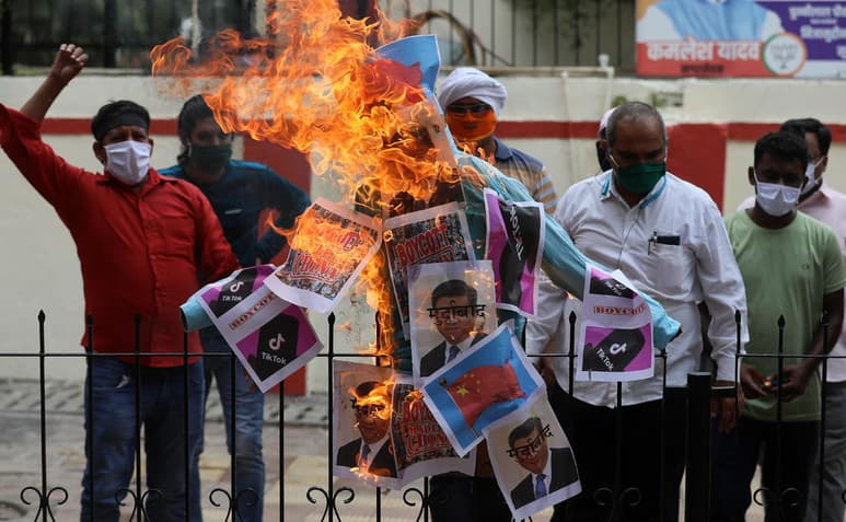 Tras el choque fronterizo, en la India se han registrado protestas antichinas mientras militares tratan de reducir la tensión. (ARCHIVO)