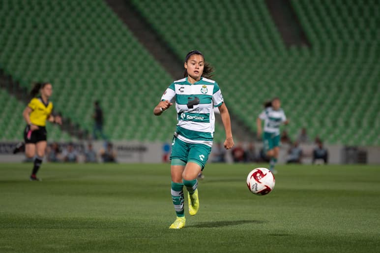 Alexxandra Ramírez puede jugar como lateral, volante o incluso como atacante, debido a sus cualidades en la cancha. (FOTO DE JORGE MARTÍNEZ)