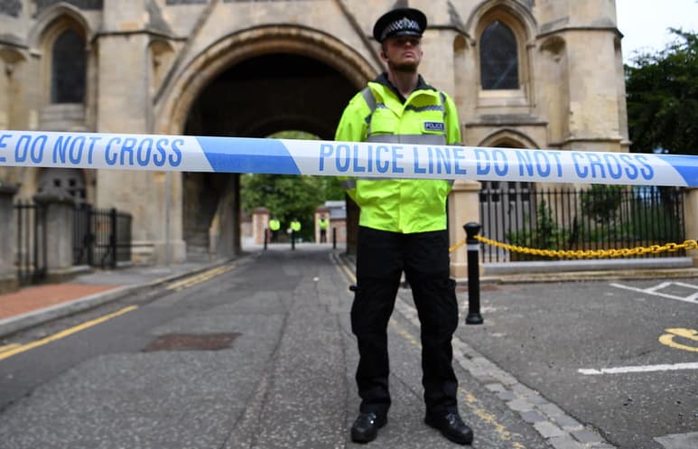 La Policía británica confirmó este domingo que el incidente ocurrido en la localidad inglesa de Reading (Berkshire), en el que tres personas murieron y otras tres resultaron heridas de gravedad tras ser apuñaladas, fue un acto de 'terrorismo'. (EFE)