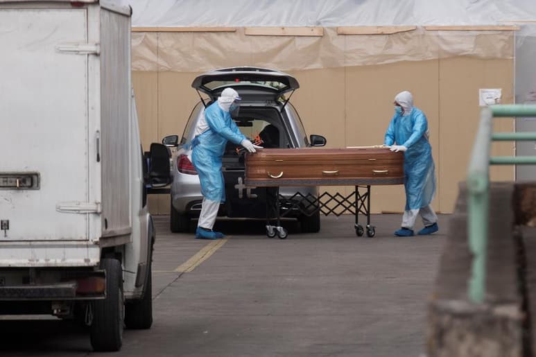 Las autoridades sanitarias de Chile informaron este domingo de que el país austral registró 5,607 nuevos contagios por la COVID-19, lo que supone un total de 242,355 enfermos, cifra con la que supera a Italia. (ARCHIVO)