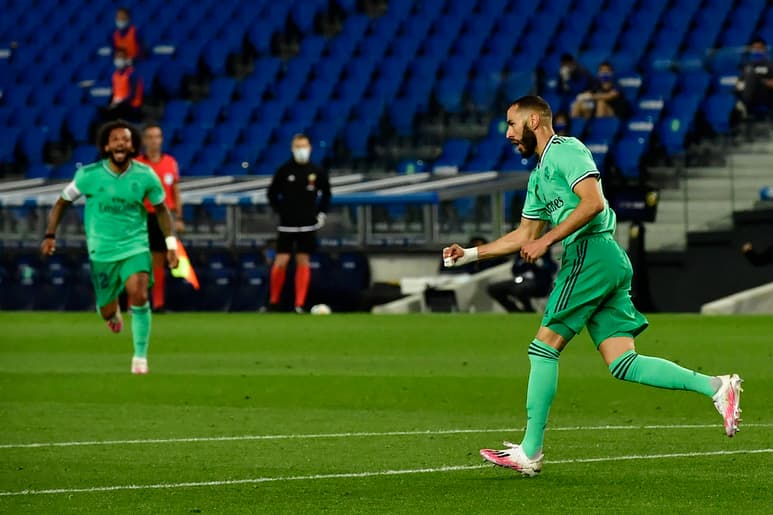 Festeja Karim Benzema tras marcar el segundo tanto del Madrid, en la victoria 2-1 sobre Real Sociedad. (AP)