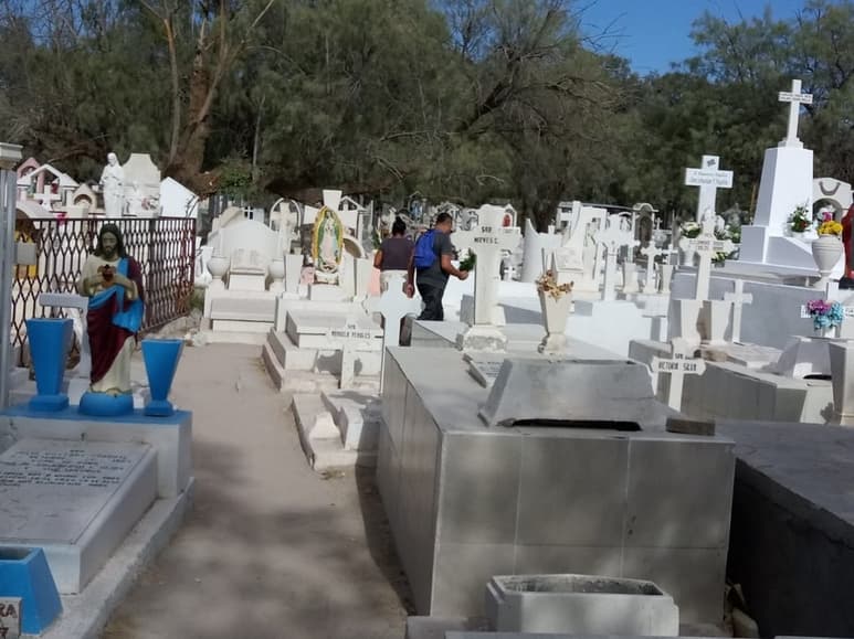 Pese a la prohibición, algunas personas acudieron al Panteón Municipal a visitar las tumbas de sus padres. (EL SIGLO DE TORREÓN)