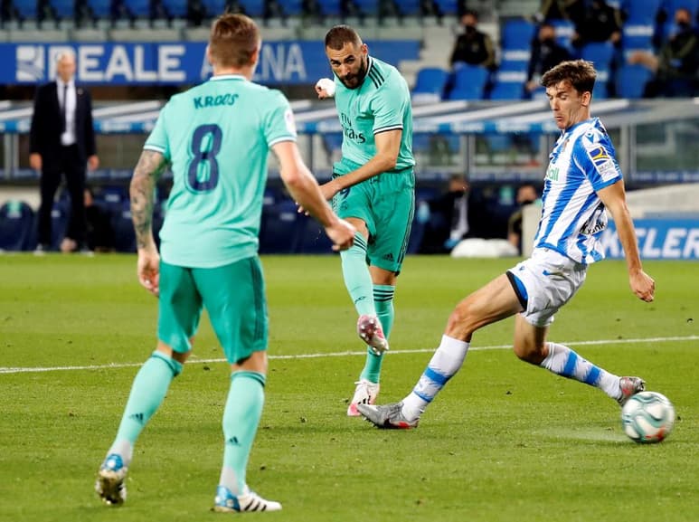 Karim Benzema, autor de un gol en la victoria (2-1) del Real Madrid ante la Real Sociedad, alcanzó las 17 anotaciones en Liga. (ARCHIVO)
